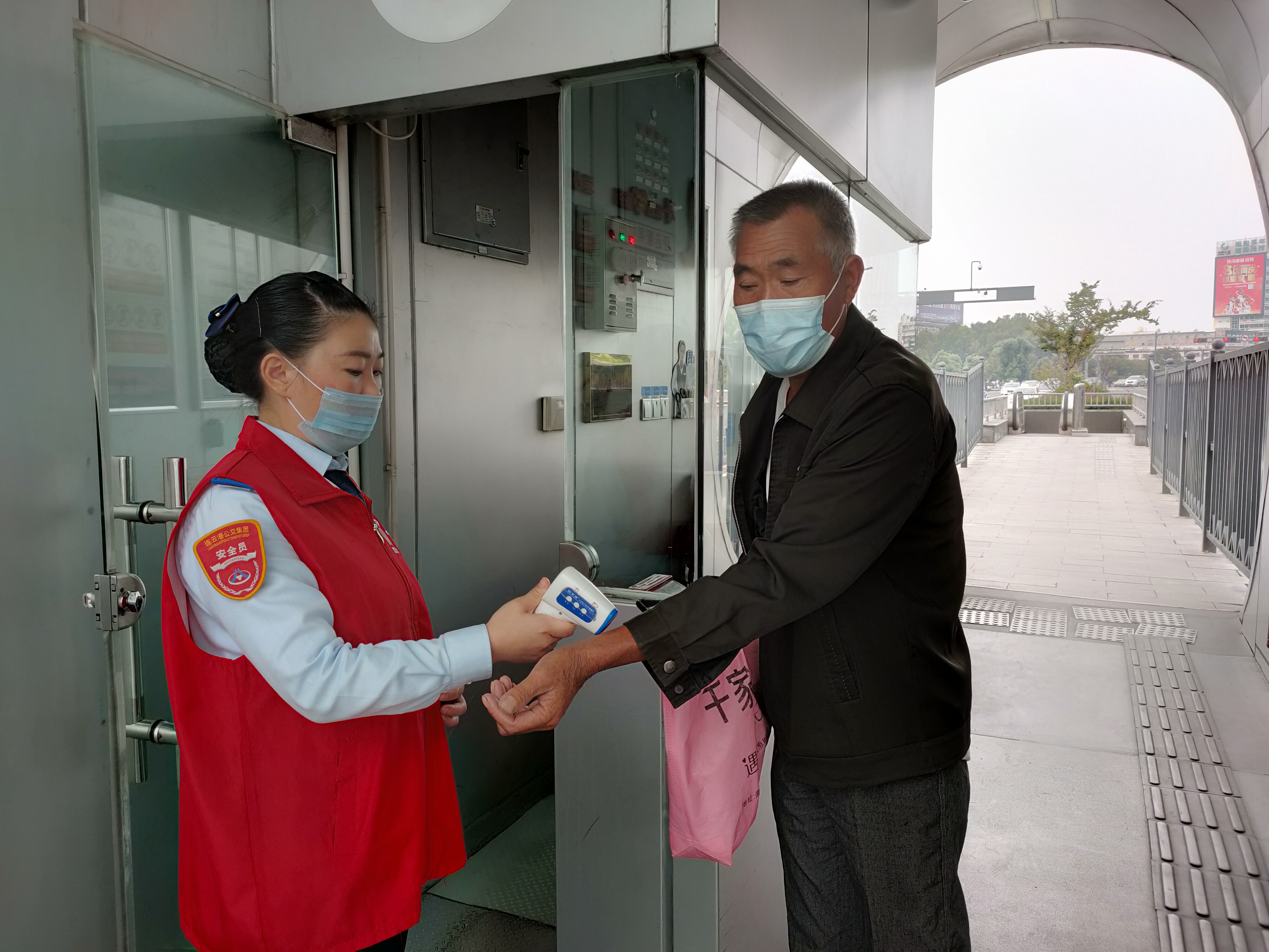 快速公交事業(yè)部站務(wù)員孫楠幫助乘客找到丟失的手機，乘客贈送奶茶表示感謝