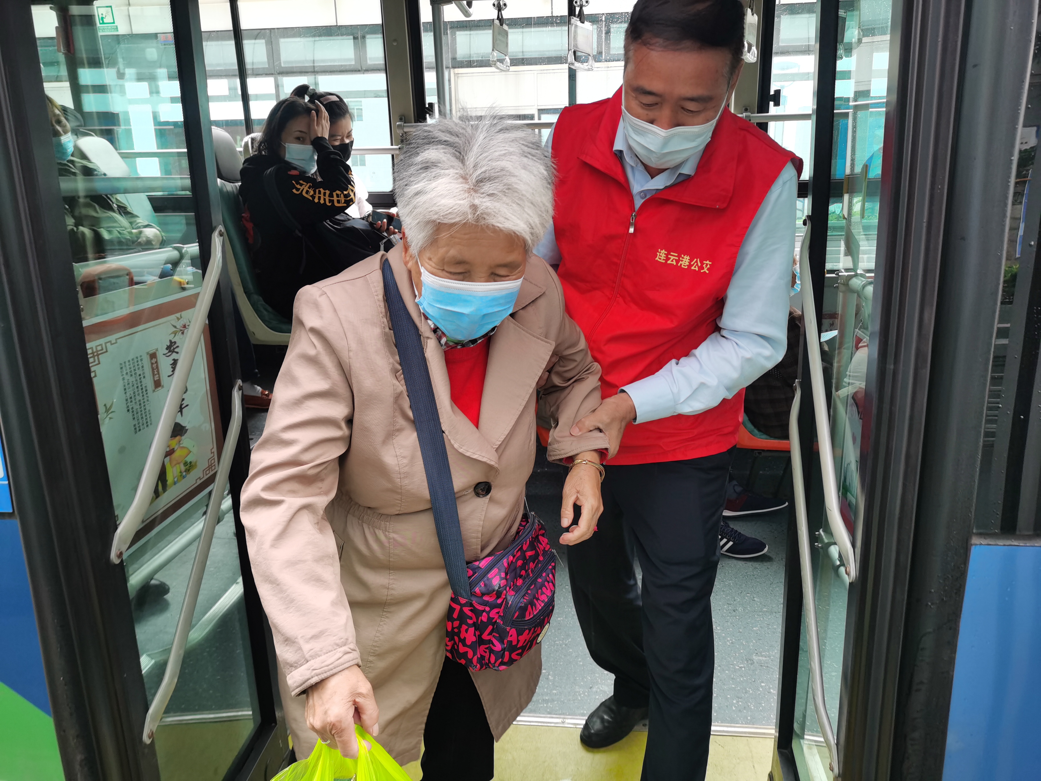 暖意重陽 愛在公交 B3“敬老文明線”開展敬老、愛老主題活動