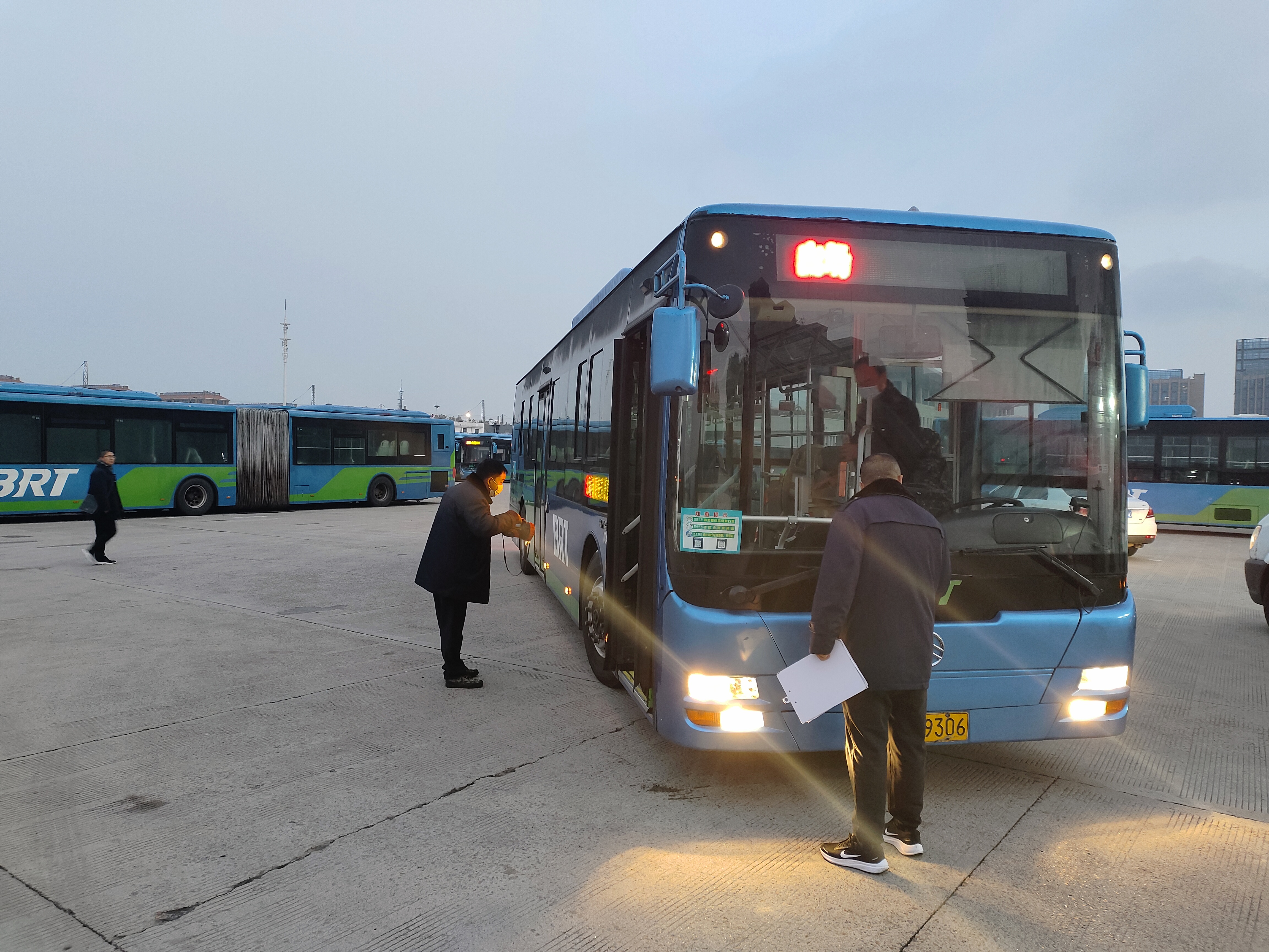 公交集團(tuán)快速公交事業(yè)部開展創(chuàng)文車輛專項排查工作
