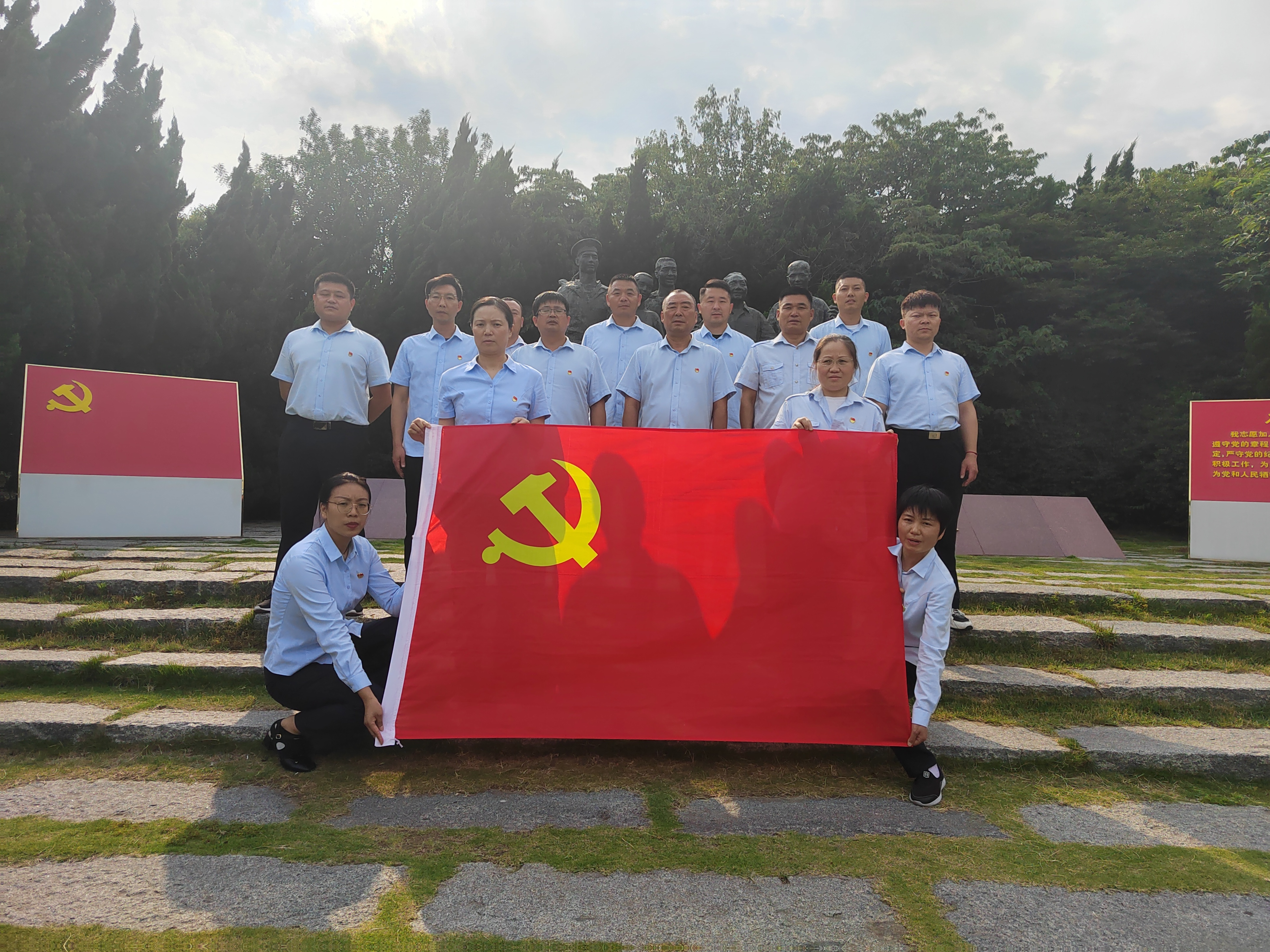 走進(jìn)“鄧小平和人民在一起”雕塑公園，公交集團(tuán)公交事業(yè)二部黨支部理論學(xué)習(xí) 中心組（擴(kuò)大）開展現(xiàn)場(chǎng)研學(xué)