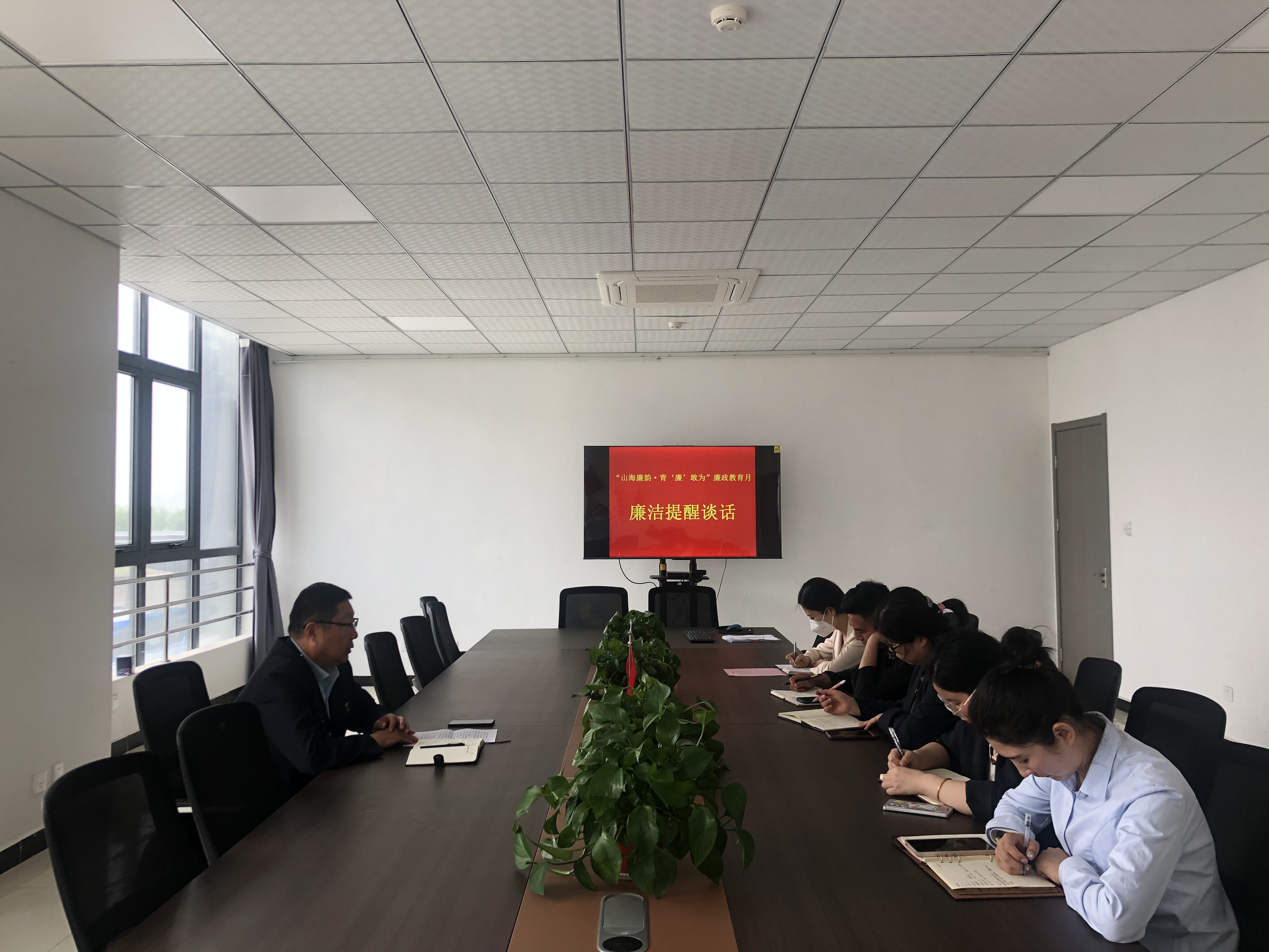 公交集團(tuán)經(jīng)營(yíng)發(fā)展事業(yè)部開(kāi)展年輕干部職工廉潔 提醒談話