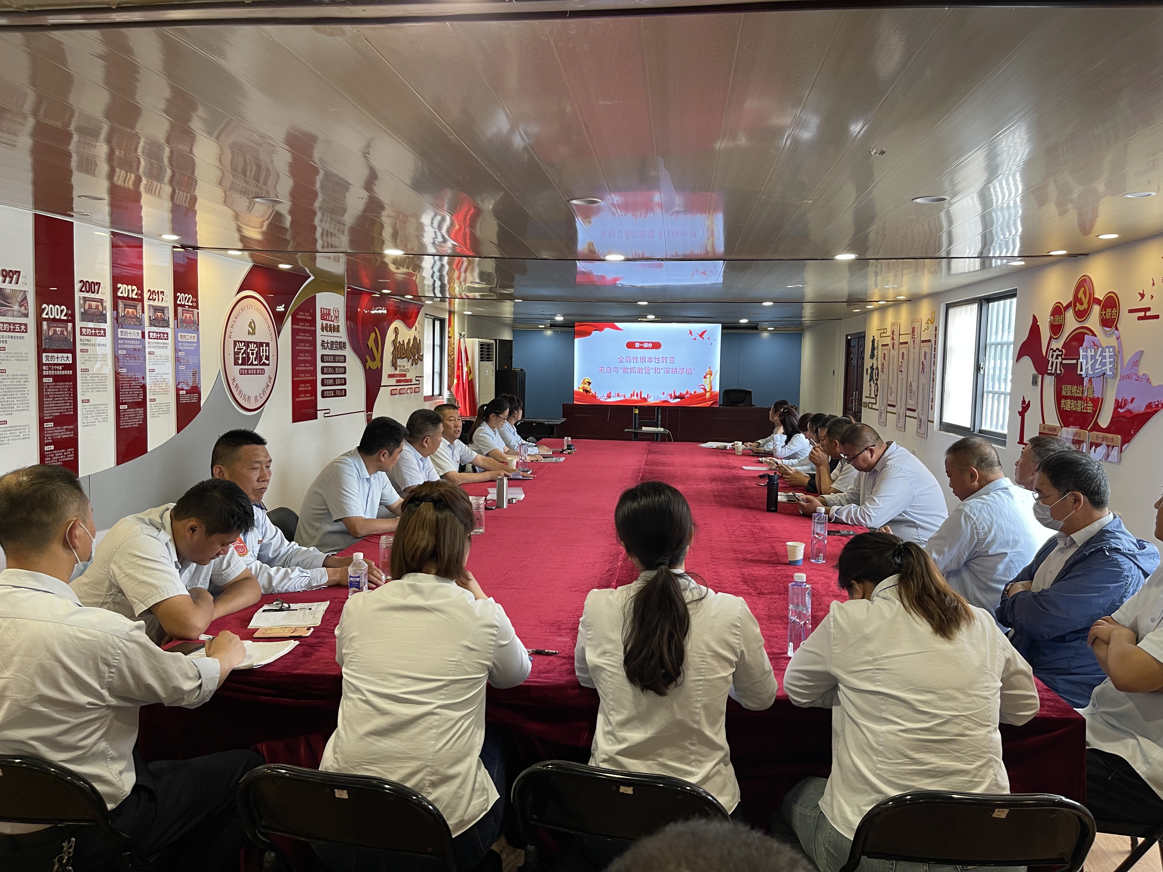 公交集團(tuán)公交事業(yè)一部黨支部開展意識(shí) 形態(tài)專題黨課
