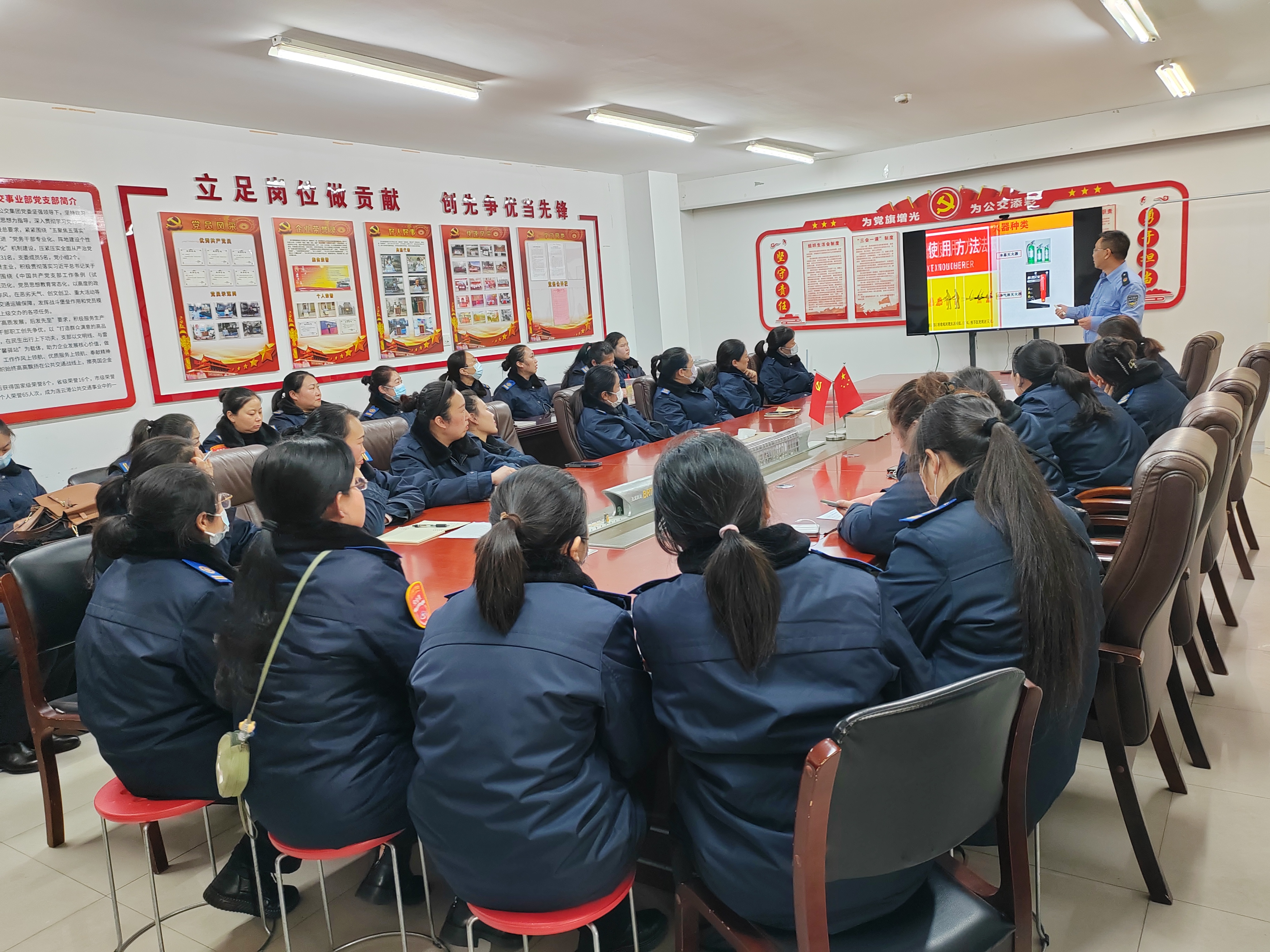 公交集團(tuán)組織站務(wù)員開展“預(yù)防為主，生命至上”消防知識(shí)培訓(xùn)