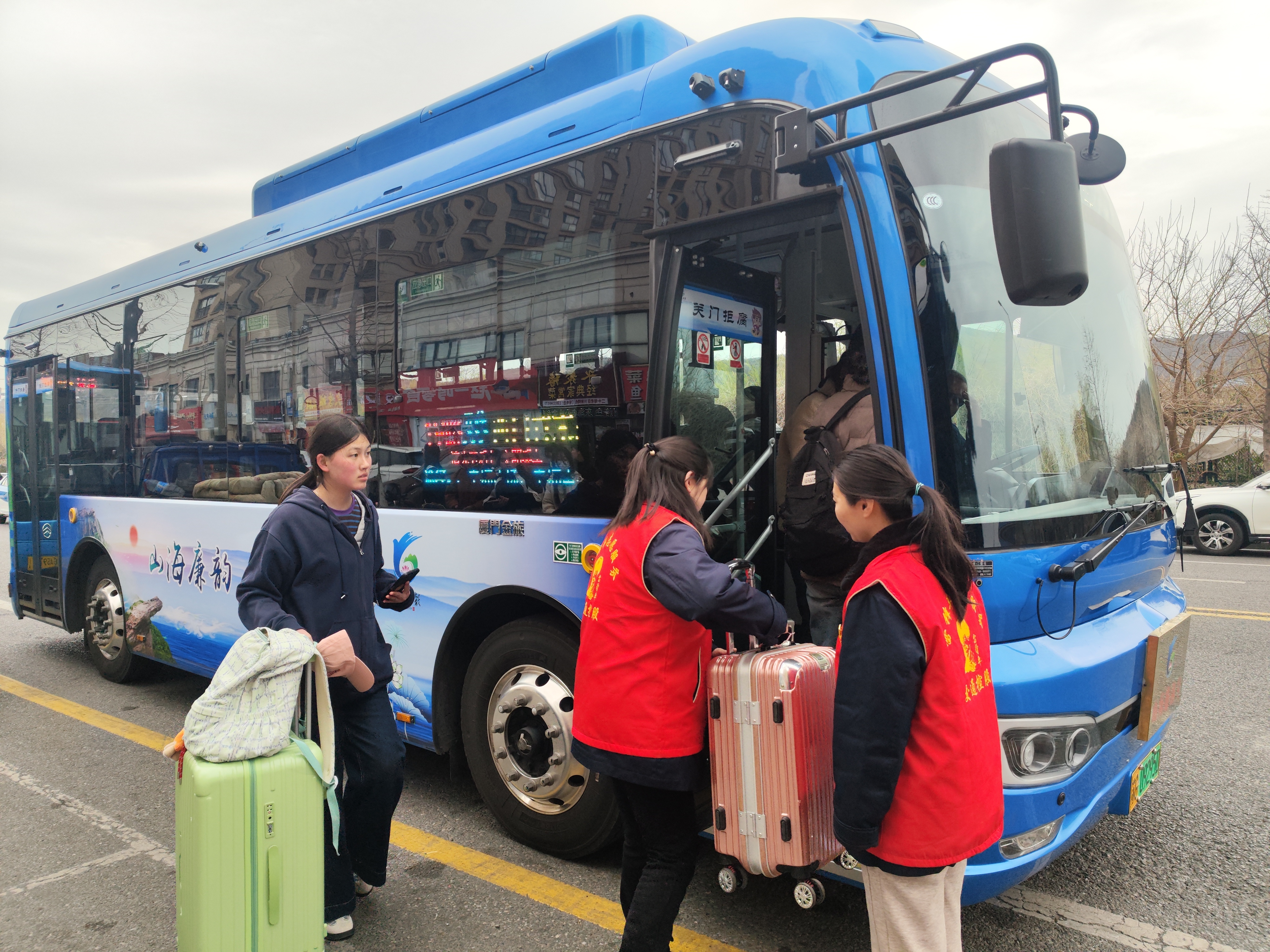 海通公交在廉政車廂開(kāi)展志愿服務(wù)活動(dòng)