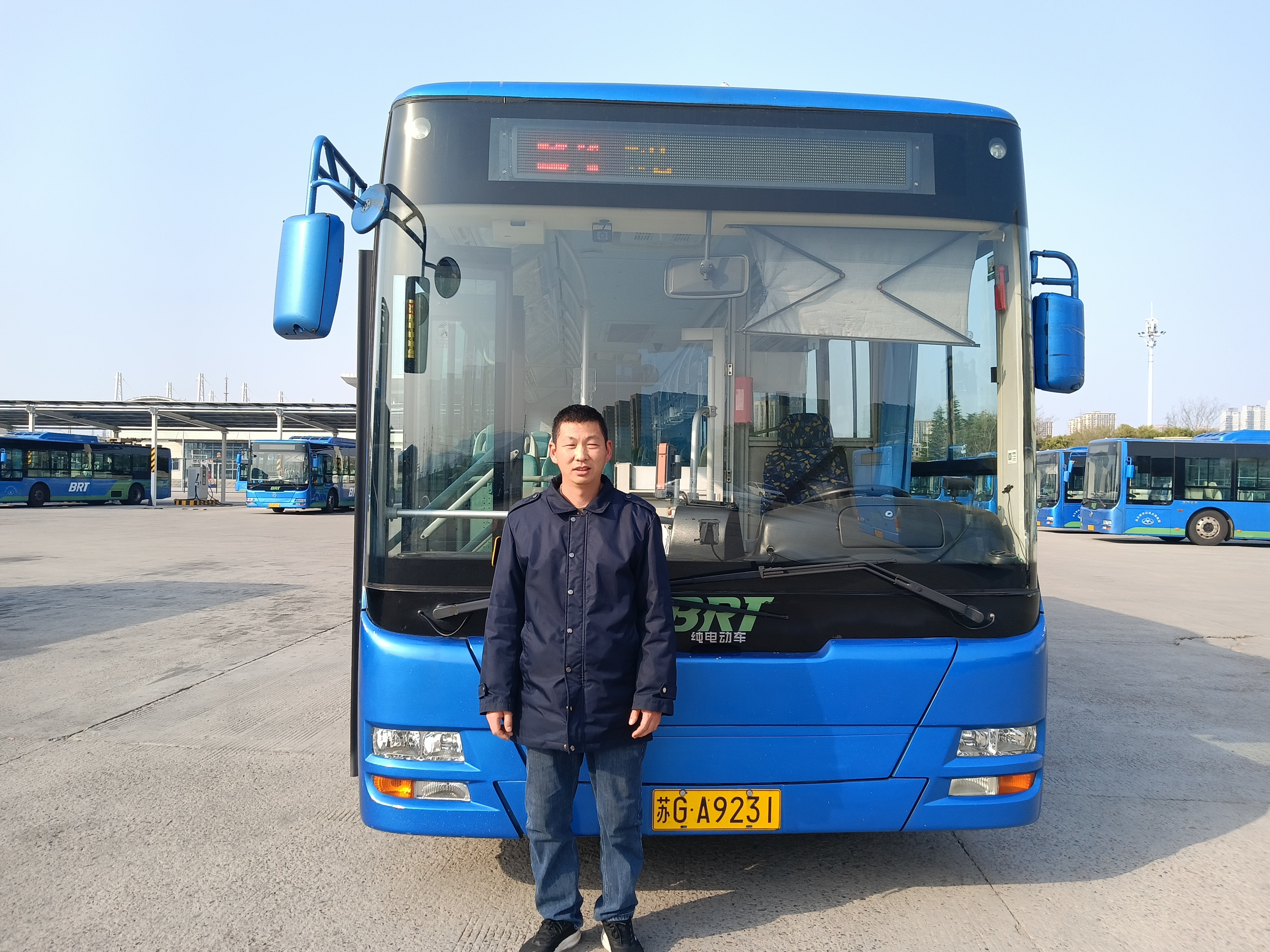 責(zé)任在肩，公交司機師傅助乘客尋回遺失財物