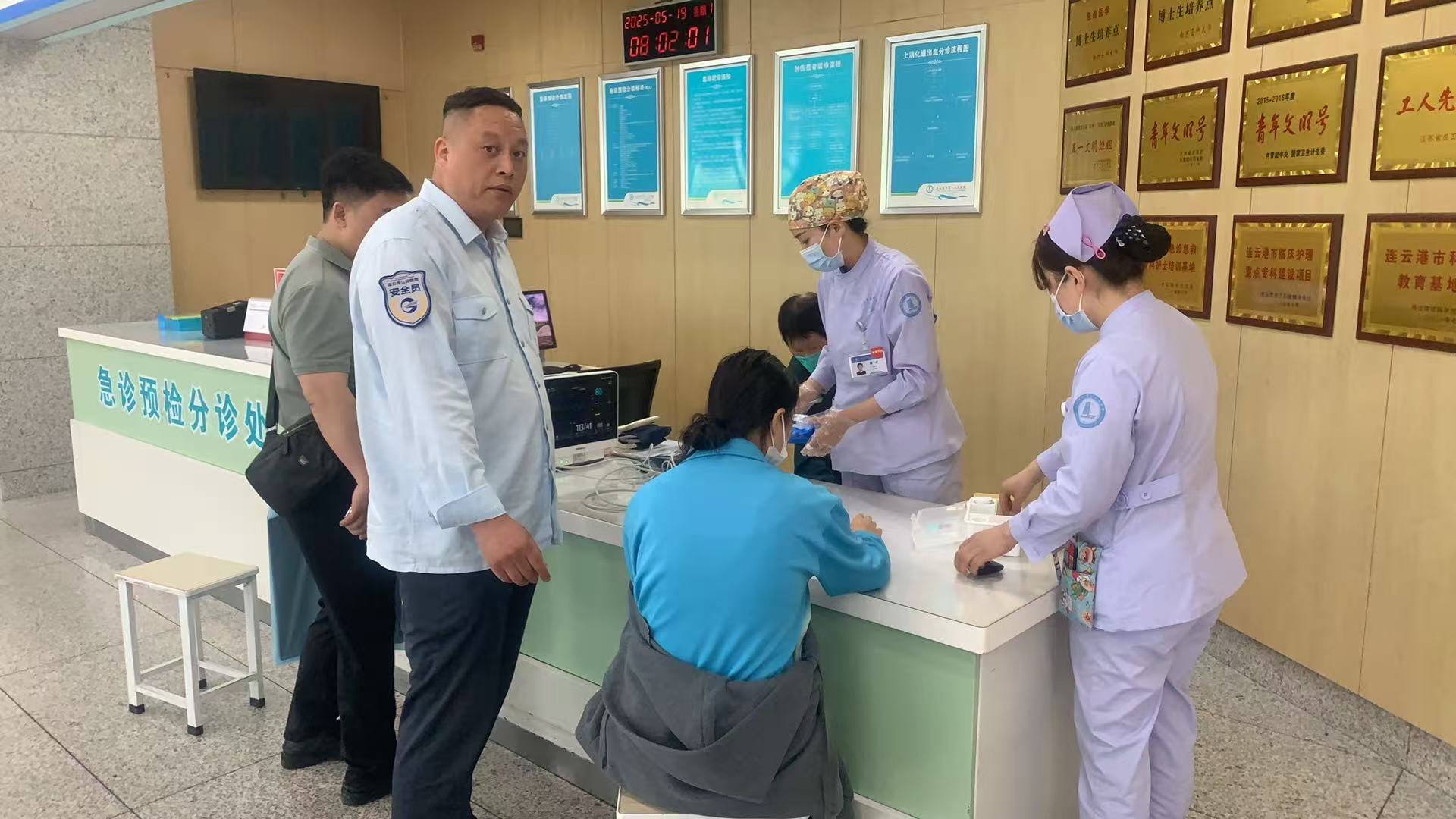 學(xué)生突發(fā)暈厥，公交集團快速公交公司B12線 駕駛員王海平緊急救助