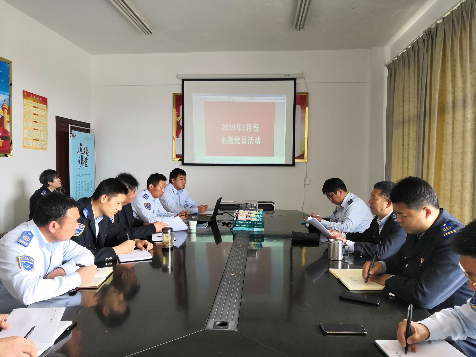 公交集團(tuán)公交事業(yè)二部開展“學(xué)懂黨內(nèi)法規(guī)，建強(qiáng)組織體系”主題黨日活動(dòng)