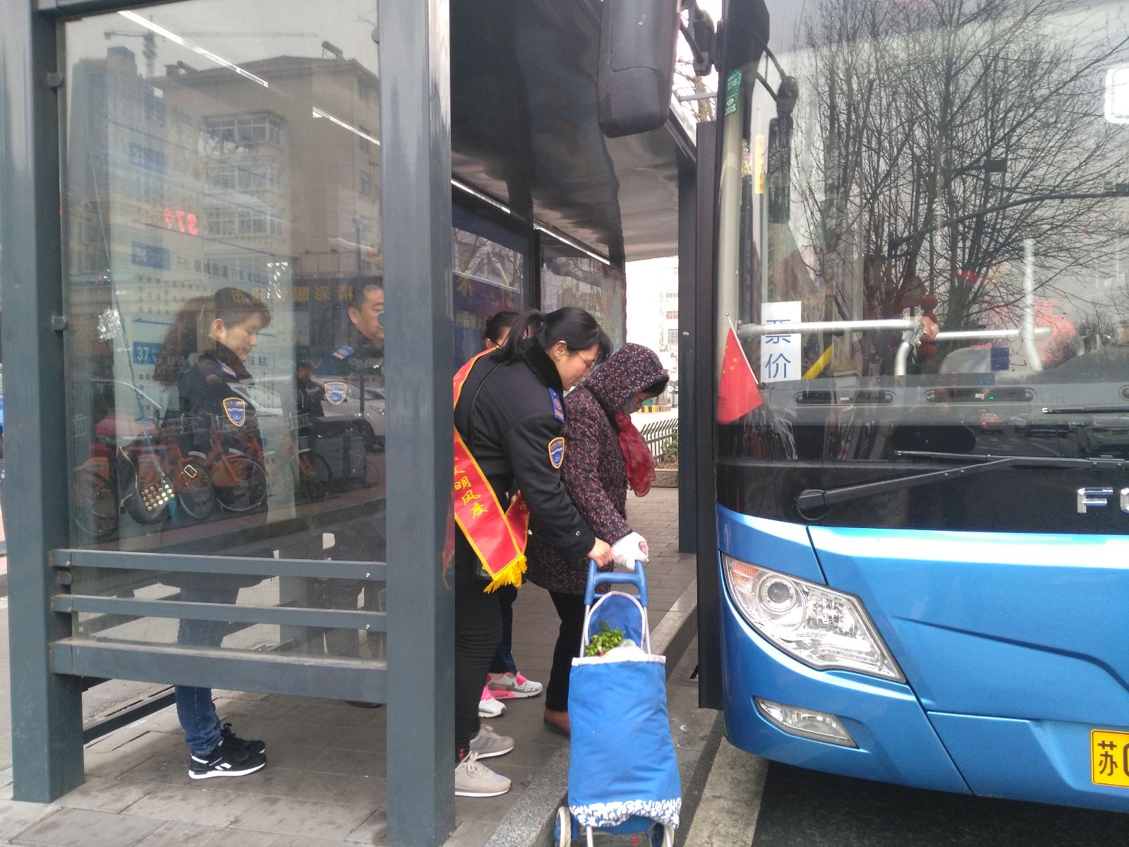 公交集團東部公司開展進站臺學雷鋒志愿服務(wù)活動