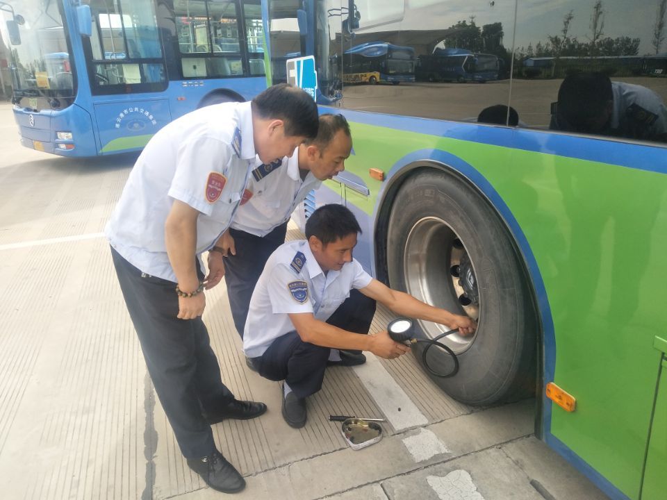 公交集團(tuán)快速公司開(kāi)展車輛輪胎專項(xiàng)檢查工作