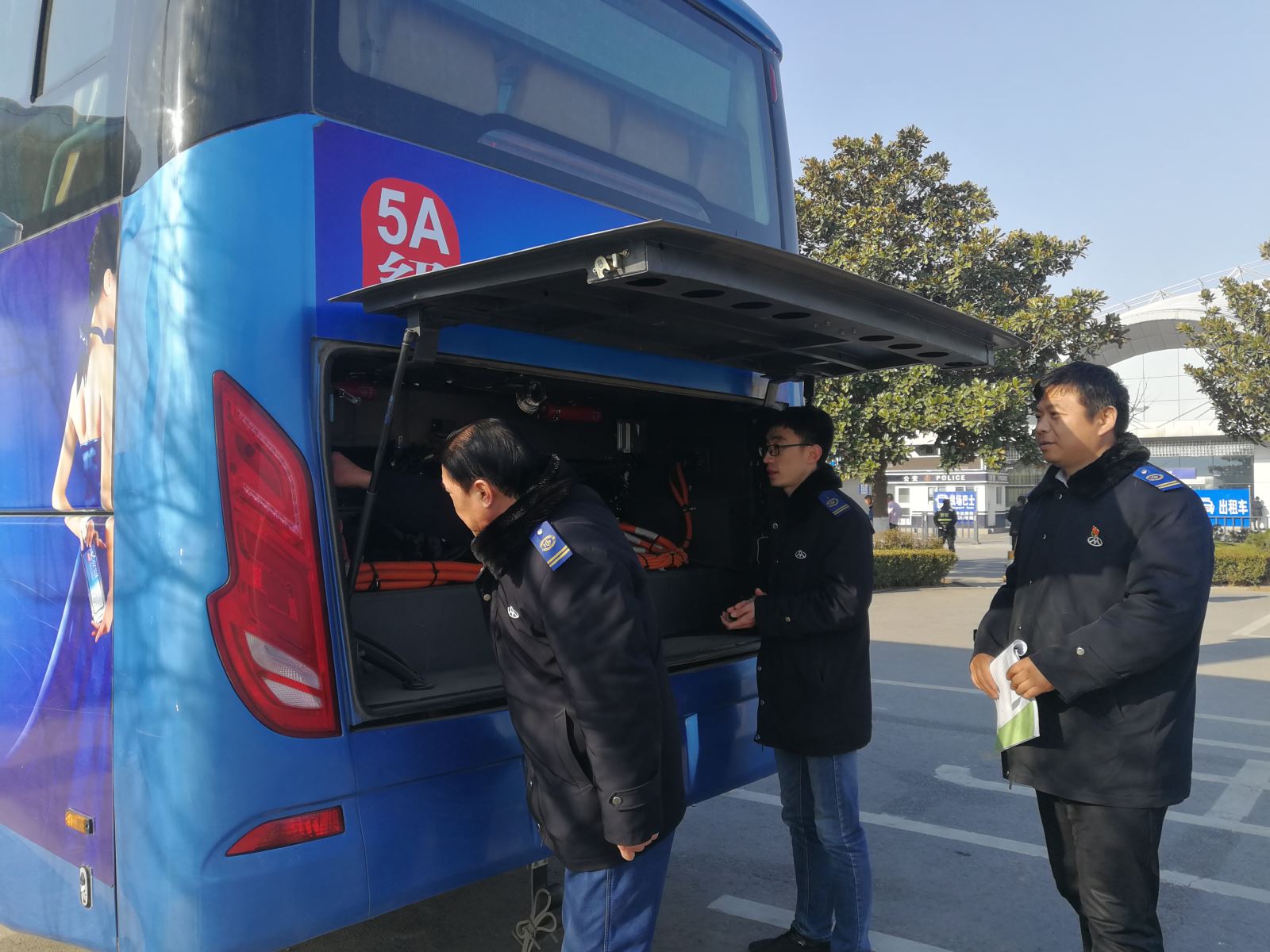 公交集團經(jīng)營發(fā)展事業(yè)部開展車容車貌大整治活動