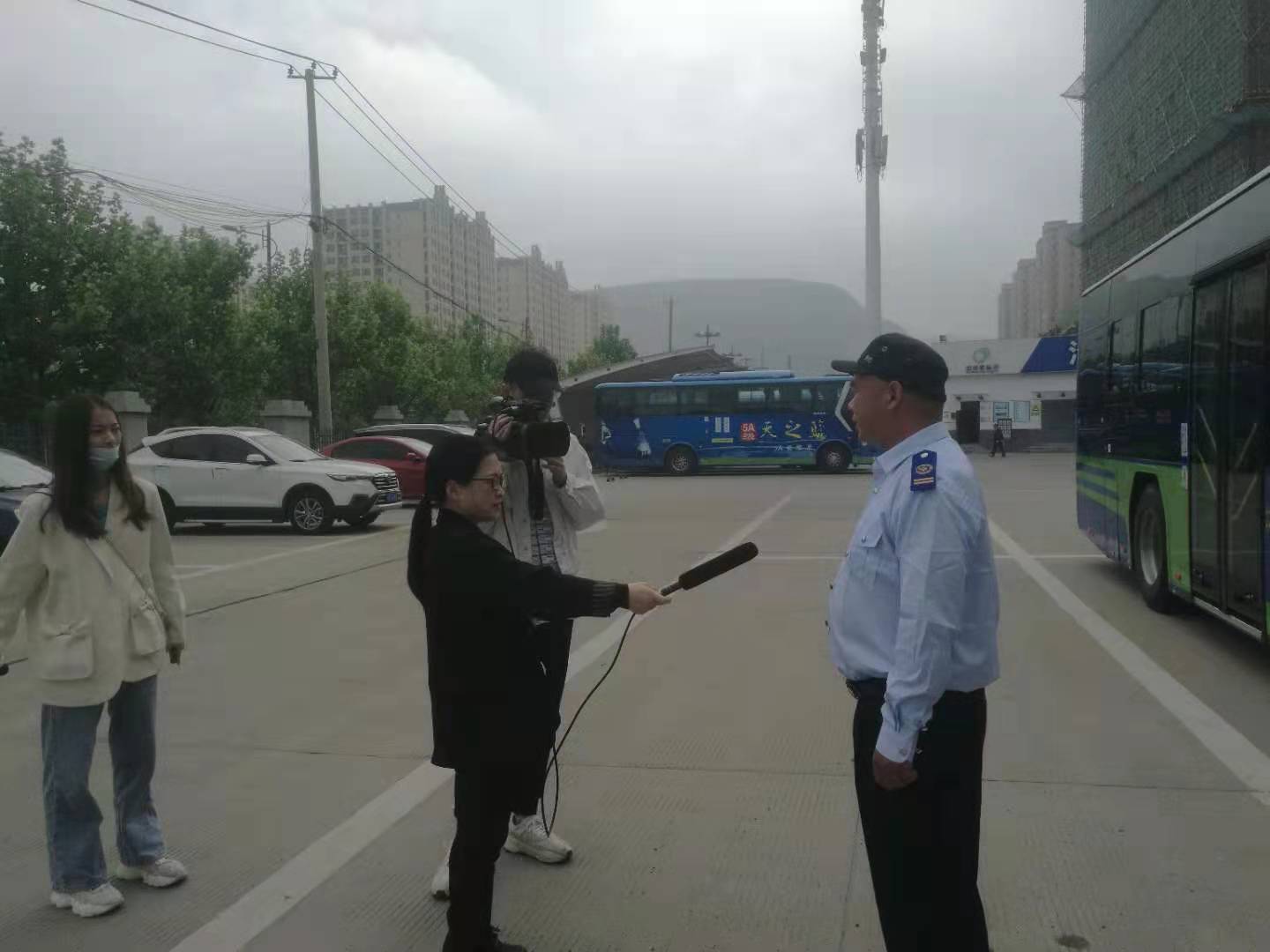 公交集團公交事業(yè)一部3路駕駛員武傳超見義勇為，奮力滅火