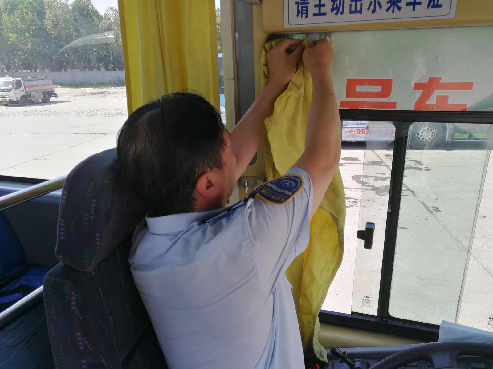 公交集團(tuán)佳連公司清洗窗簾 營(yíng)造清涼舒適車(chē)廂氛圍