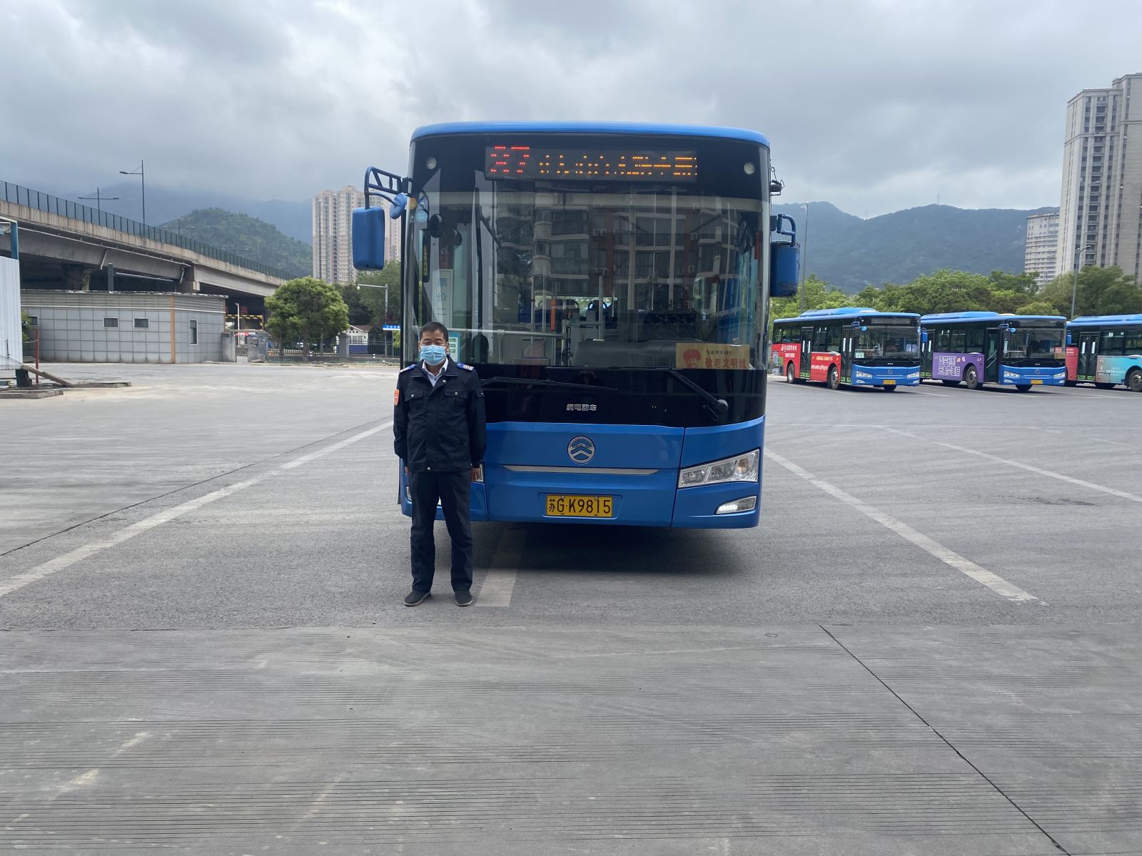 老人獨(dú)坐公交車(chē)迷失方向，公交駕駛員、110民警接力尋找家人