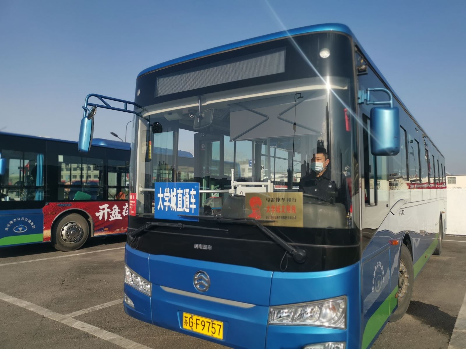 公交集團公交事業(yè)一部 開通大學城返校直通車 確?？土髌椒€(wěn)疏導