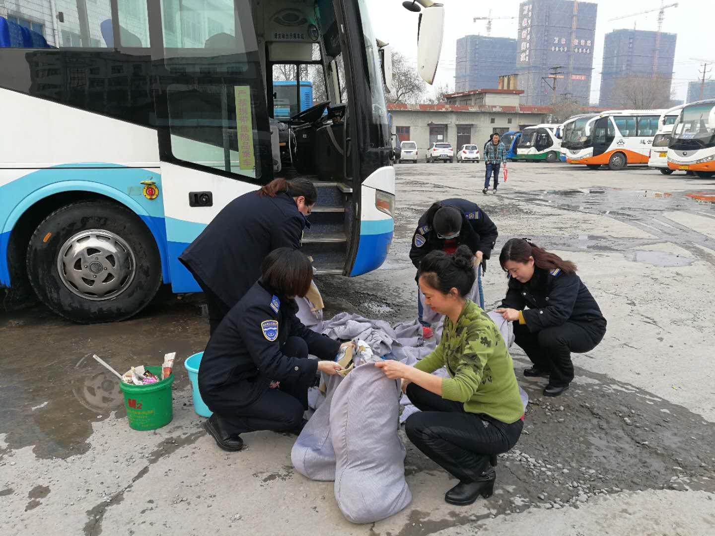 公交集團(tuán)佳連公司開(kāi)展車輛大清洗活動(dòng)