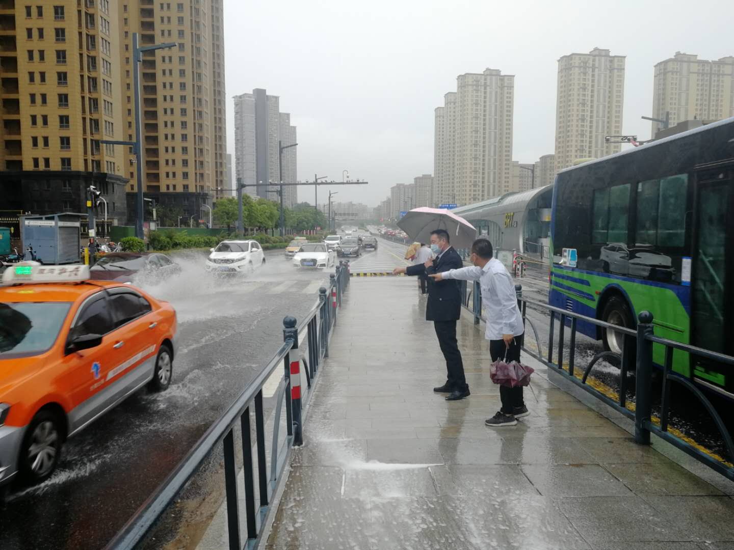 大雨來襲，快速公交事業(yè)部抗?jié)硴岆U全力以赴 為市民出行保駕護航！