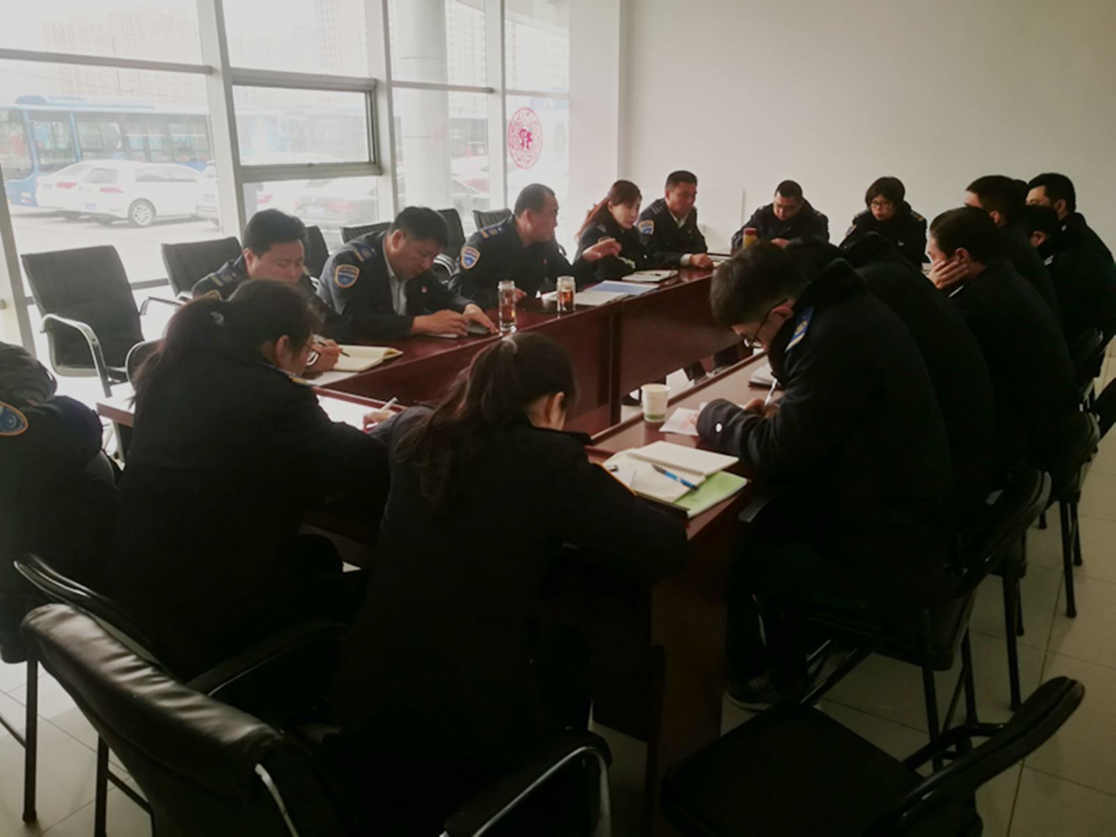 公交集團(tuán)經(jīng)營發(fā)展事業(yè)部召開“安全生產(chǎn)、優(yōu)質(zhì)服務(wù)”動員部署會