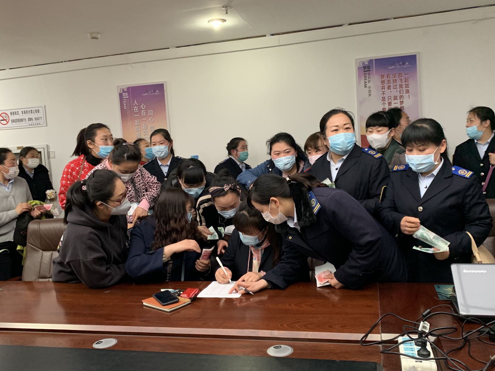 攜手戰(zhàn)病魔，大愛暖人心——快速公交事業(yè)部為站務員熊炳茹幼子捐款