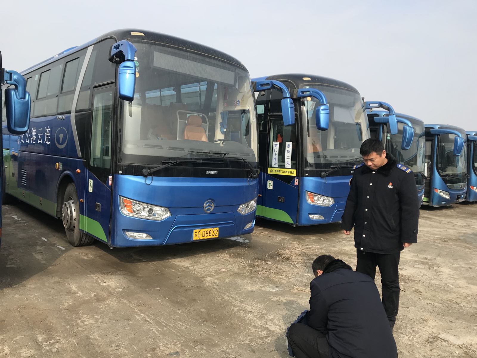 公交集團(tuán)經(jīng)營發(fā)展事業(yè)部開展待運營新能源車輛充電維護(hù)工作