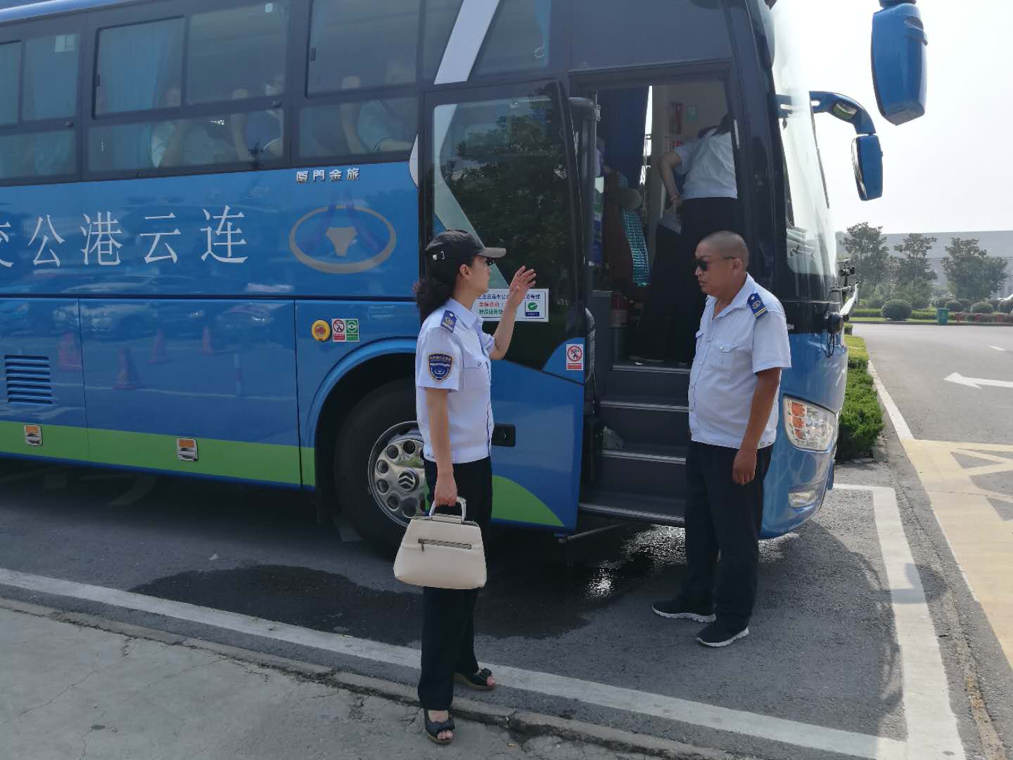 公交集團(tuán)佳連公司開(kāi)展機(jī)場(chǎng)專線上路上線暗查工作