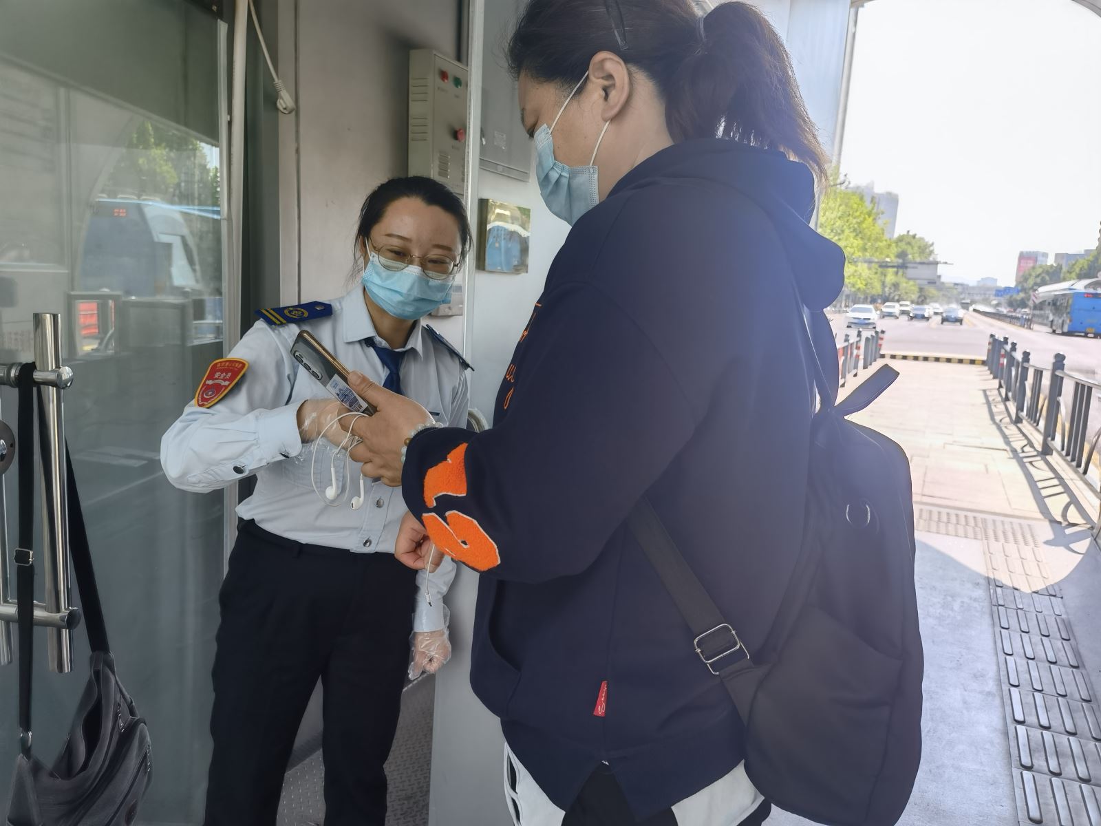 公交集團(tuán)快速公交事業(yè)部站務(wù)員王慧、朱桂平接力找文件獲暖心點(diǎn)贊