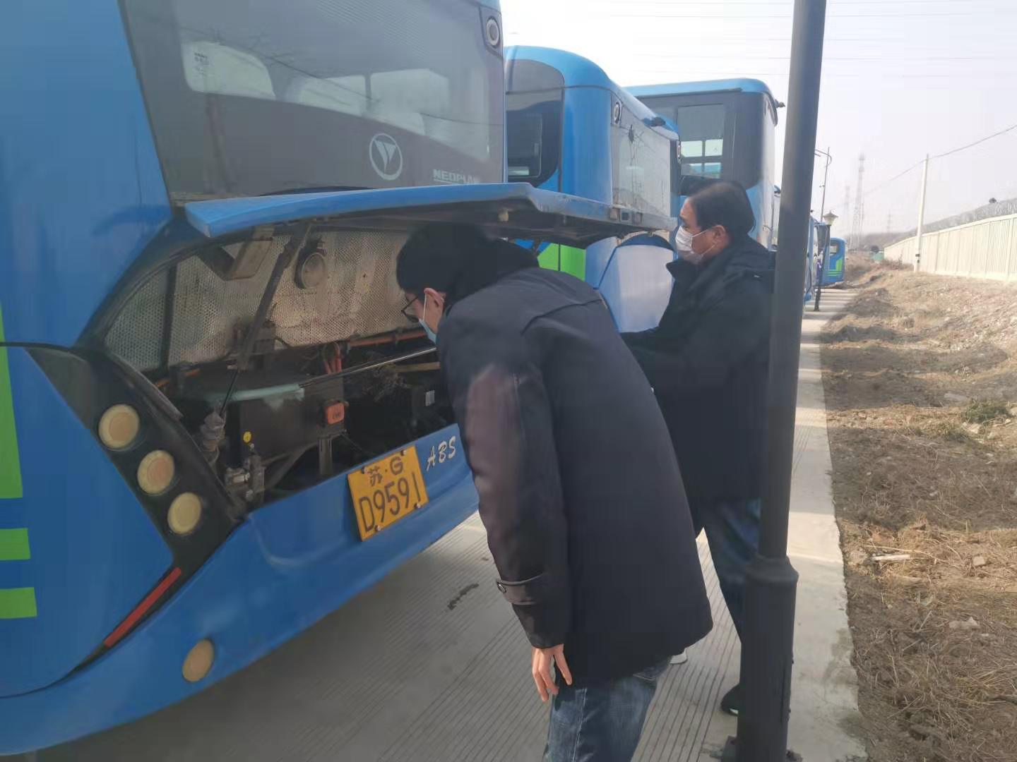 經(jīng)營發(fā)展事業(yè)部做好車輛復工前電池倉清理工作