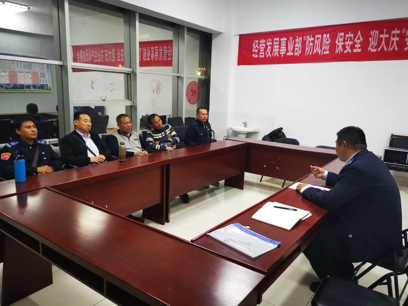公交集團(tuán)經(jīng)營發(fā)展事業(yè)部召開游7路運(yùn)營服務(wù)專題會議