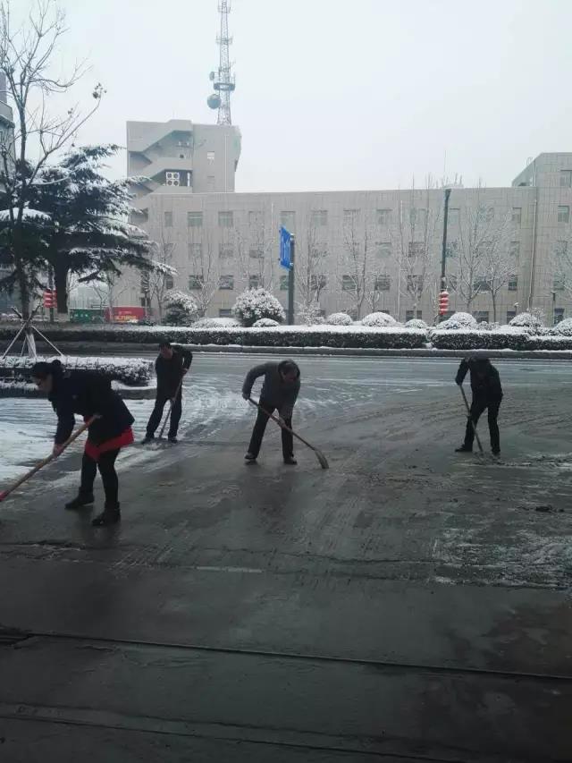 公交集團(tuán)從容應(yīng)對(duì)春運(yùn)首場(chǎng)降雪