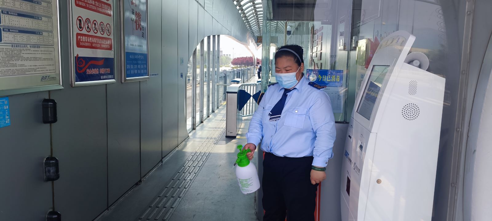 乘客身體不適，站務(wù)員暖心幫助 獲家屬連連道謝