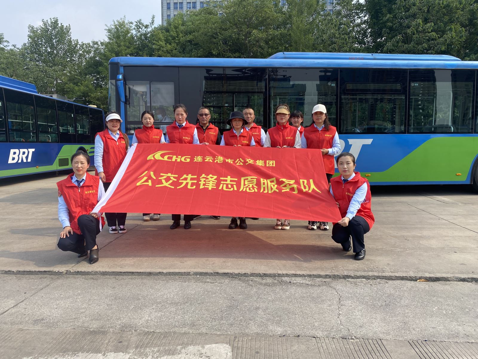 快速公交事業(yè)部開展“除草助創(chuàng)文， 行動(dòng)亮初心”黨員志愿活動(dòng)