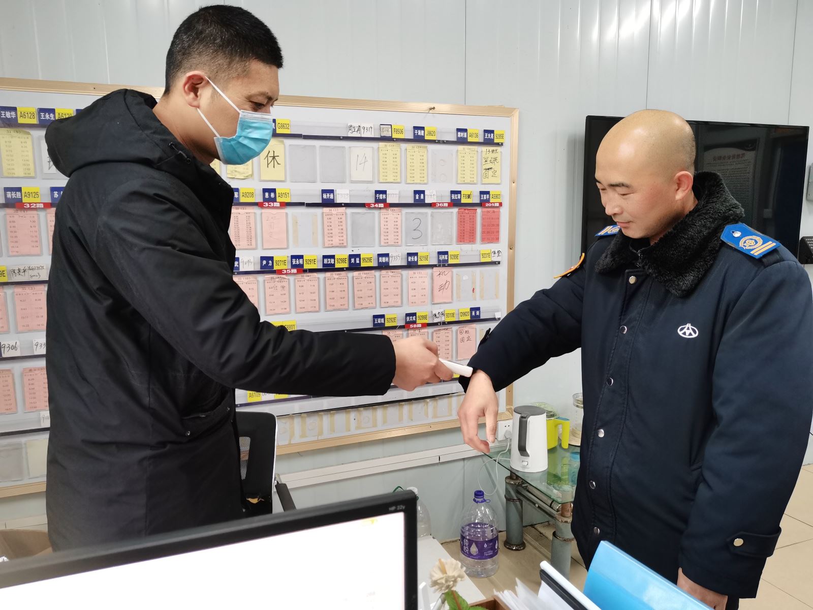 公交集團公交事業(yè)二部持續(xù)開展春運期間駕駛員崗前溫度酒精、血壓測試工作