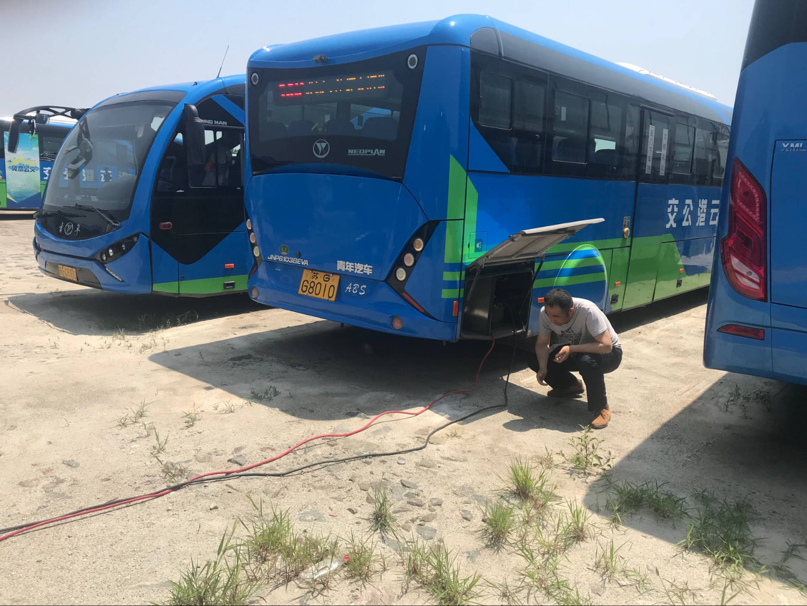 公交集團(tuán)佳連公司開(kāi)展青年新能源車輛維護(hù)工作