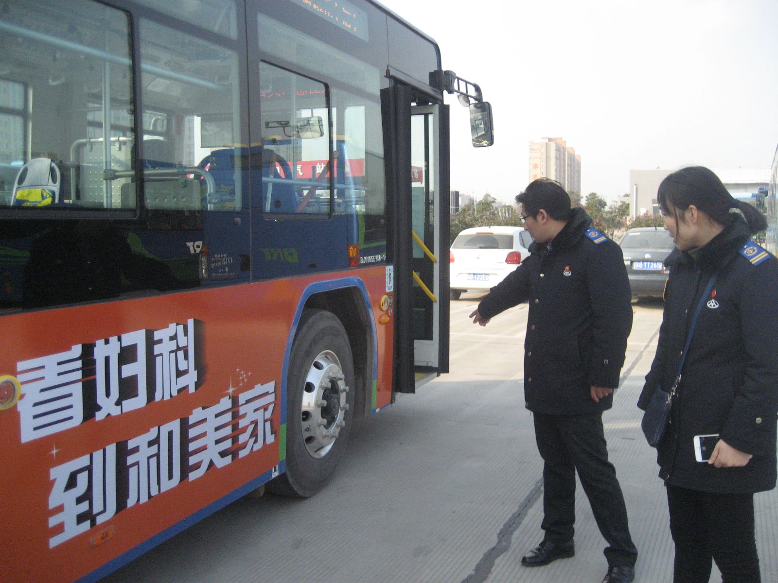 公交傳媒公司開(kāi)展節(jié)前車(chē)體廣告檢查工作