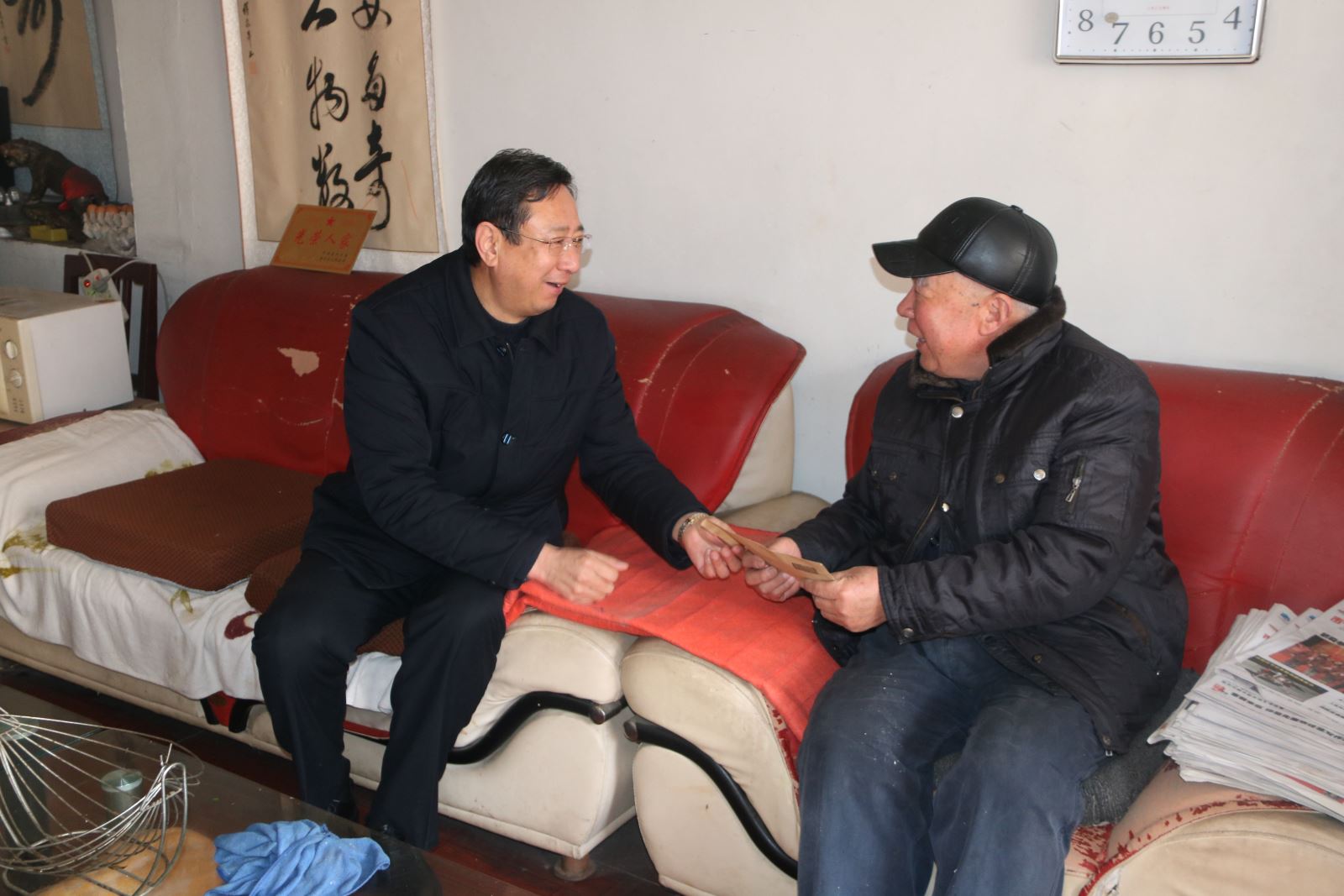 公交集團走訪慰問軍轉(zhuǎn)干部和困難黨員