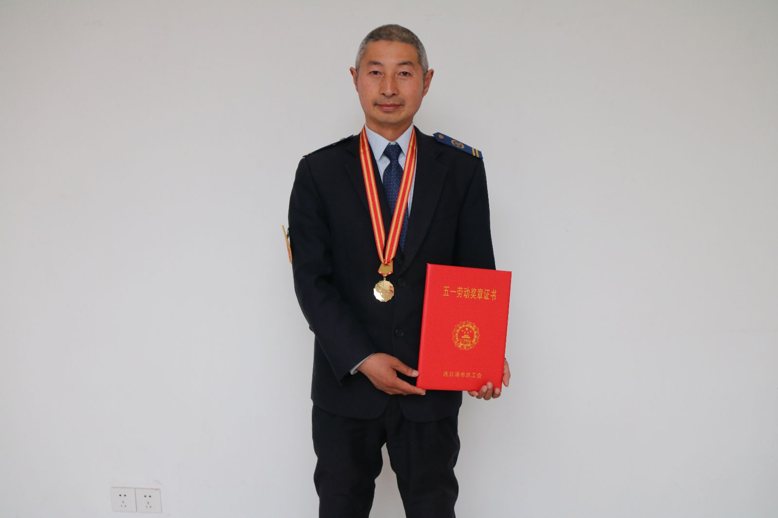 公交集團駕駛員劉明榮獲連云港市五一勞動獎?wù)?/></a></em>
        <div>
        <span><a href=