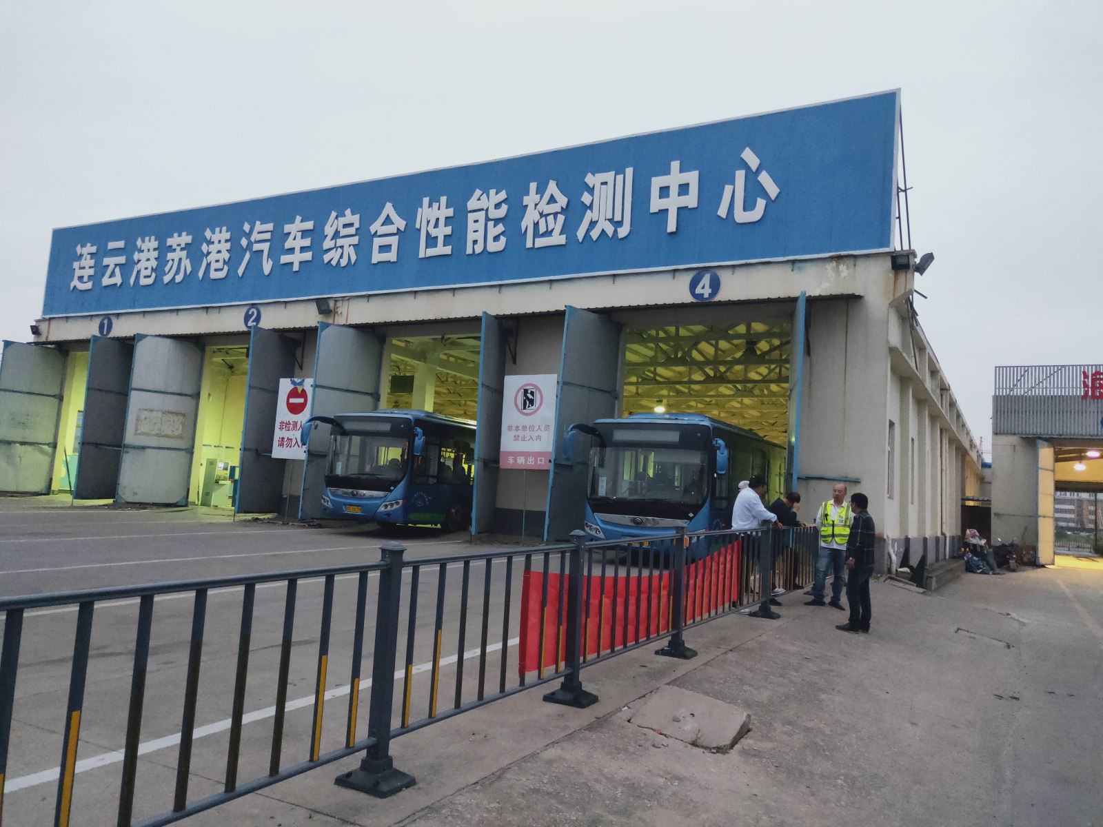 公交集團(tuán)機務(wù)技術(shù)事業(yè)部開展車輛年審工作