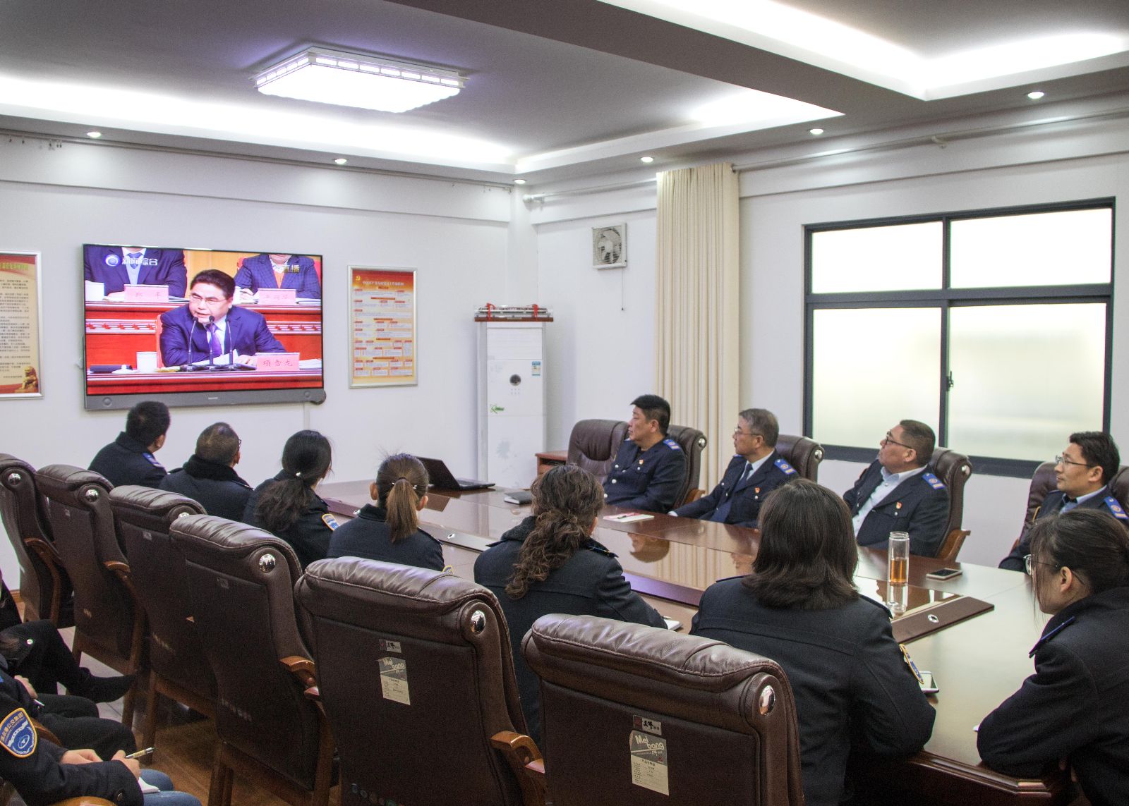 公交集團(tuán)組織員工收看全市“高質(zhì)發(fā)展、后發(fā)先至”動(dòng)員大會(huì)