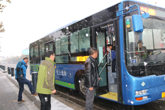 公交海州公司積極應(yīng)對(duì)暴雪 保障安全運(yùn)營