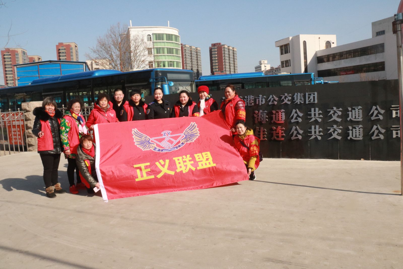 弘揚雷鋒精神 打造滿意公交——西苑社區(qū)到公交集團開展志愿服務